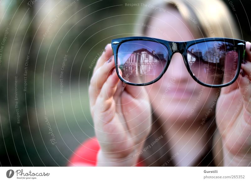 Brillenfrau feminin Jugendliche 1 Mensch Sonnenbrille beobachten festhalten Blick Coolness trendy geheimnisvoll Identität Neugier Farbfoto Außenaufnahme
