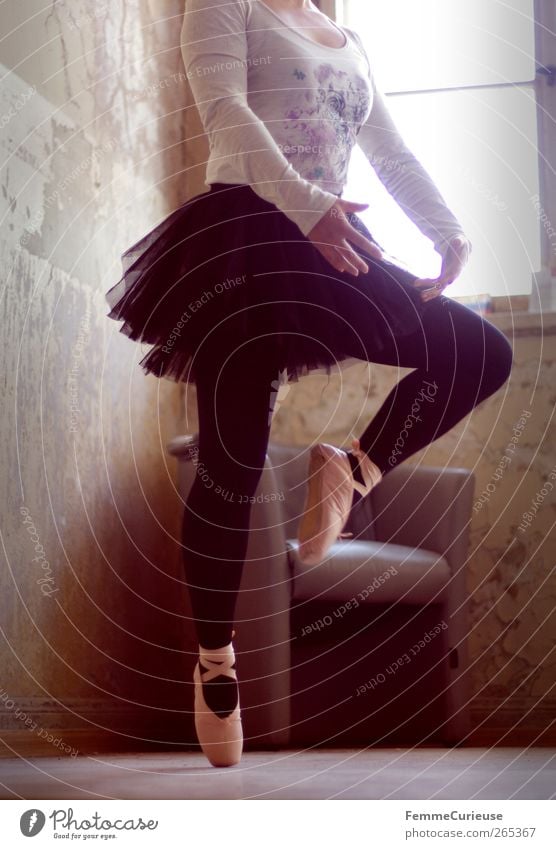 Ballet IV. Junge Frau Jugendliche Erwachsene Arme Beine Fuß 1 Mensch Bewegung Energie Kunst Kraft Stil Balletttänzer Ballettschuhe Tanzen Körperhaltung vertikal