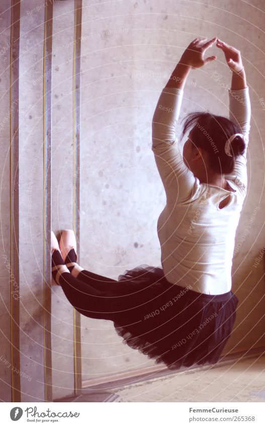 Ballet V. Junge Frau Jugendliche Erwachsene Arme Beine 1 Mensch 18-30 Jahre ästhetisch Stress Bewegung Energie Erholung Perspektive Präzision ruhig Kraft