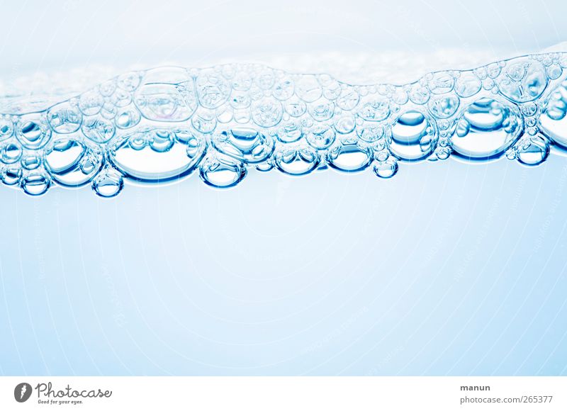 schaumig Wasser Wasseroberfläche Luftblase Schaum Schaumblase Blase authentisch nass natürlich Sauberkeit blau Farbfoto Studioaufnahme Nahaufnahme