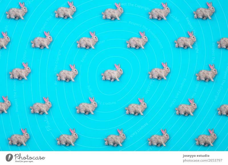 Kreatives und minimalistisches Muster aus Kaninchen. Tier Nutztier Hase & Kaninchen Spielzeug Kunststoff Coolness einfach blau Hintergrundbild Transparente