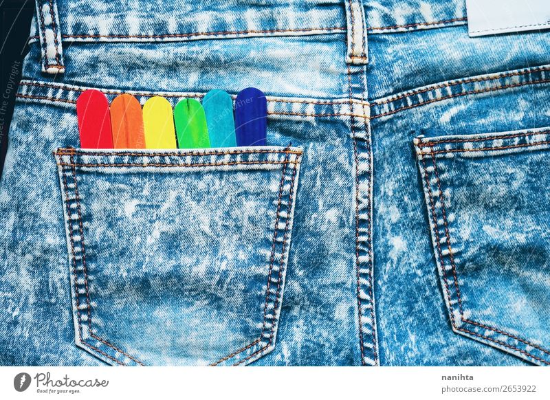 Bunte Holzstäbe in einem Denim-Pokett Bildung Kind Kindheit Mode Bekleidung Jeanshose Coolness retro mehrfarbig Farbe Idee Identität einzigartig Jeansstoff