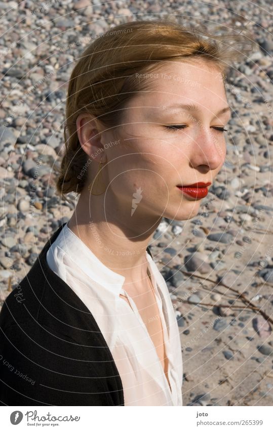 spürbar schön Lippenstift feminin Junge Frau Jugendliche Sand Sonnenlicht Schönes Wetter Strand Ostsee träumen ästhetisch elegant Erotik Glück Zufriedenheit