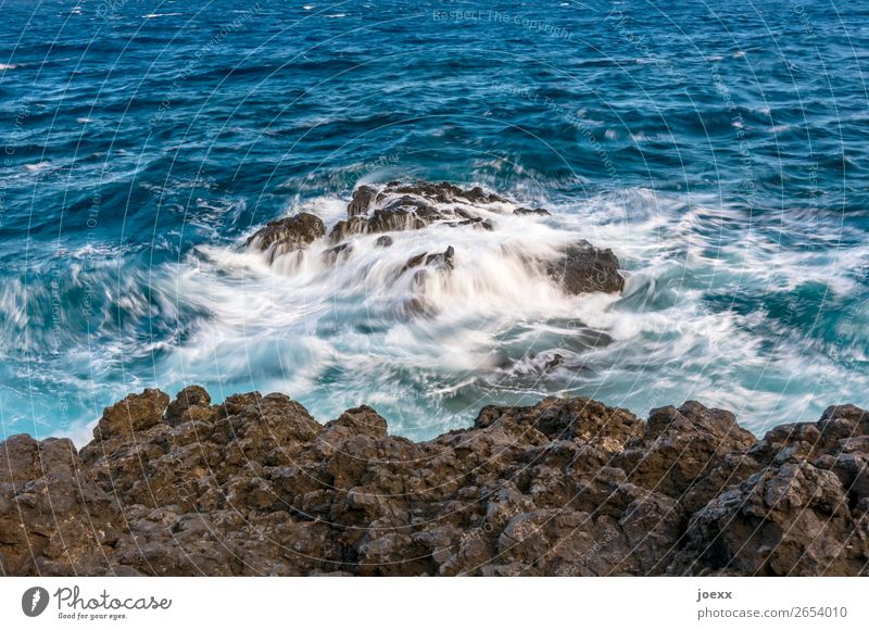 Du bleibst Wasser Felsen Wellen Meer eckig fest Flüssigkeit blau braun weiß Farbfoto Außenaufnahme Menschenleer Tag Kontrast Starke Tiefenschärfe
