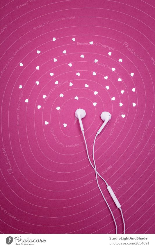 Kopfhörer und Herzen auf hellem magentafarbenem Hintergrund elegant Design Freude Glück Entertainment Musik Technik & Technologie Kunststoff glänzend hören