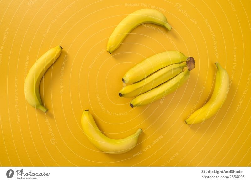 Bananen auf leuchtend gelbem Hintergrund Frucht Ernährung Vegetarische Ernährung Diät Design exotisch Freude Glück Gesunde Ernährung Sommer Natur einfach frisch