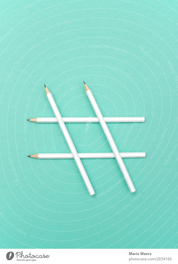 Hashtag-Symbol aus weißen Stiften Bildung Medienbranche Werbebranche sprechen Informationstechnologie Internet Zeichen Kommunizieren schreiben Coolness einfach