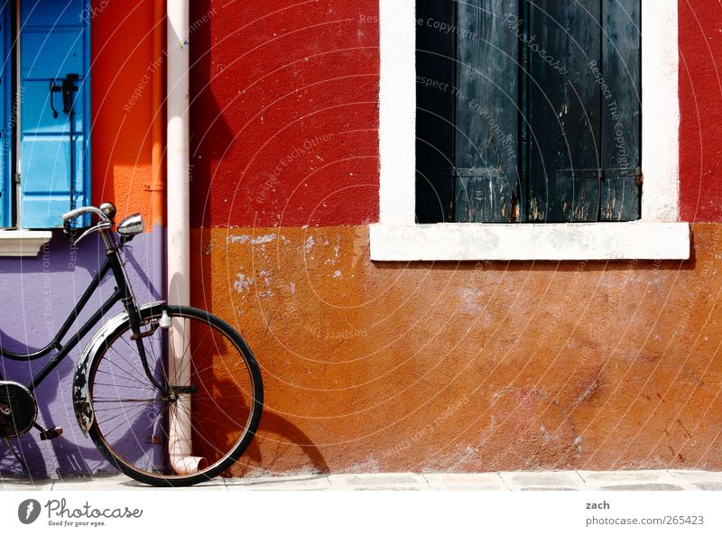 Burano Fahrradfahren Venedig Italien Dorf Fischerdorf Altstadt Haus Mauer Wand Fassade Fenster Dachrinne Stein Häusliches Leben blau mehrfarbig violett rot Rad