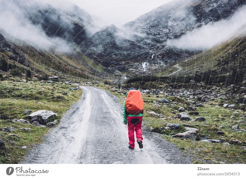 Aufstieg zur Braunschweiger Hütte | E5 Abenteuer Expedition wandern Mensch Wolken schlechtes Wetter Nebel Alpen Berge u. Gebirge Gletscher Regenbekleidung