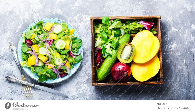 Vegetarischer Salat mit Gemüse und Mango Salatbeilage Frühling grün Vitamin Blatt Kraut frisch Lebensmittel Gesundheit Diät Vegetarier Teller Rucola natürlich
