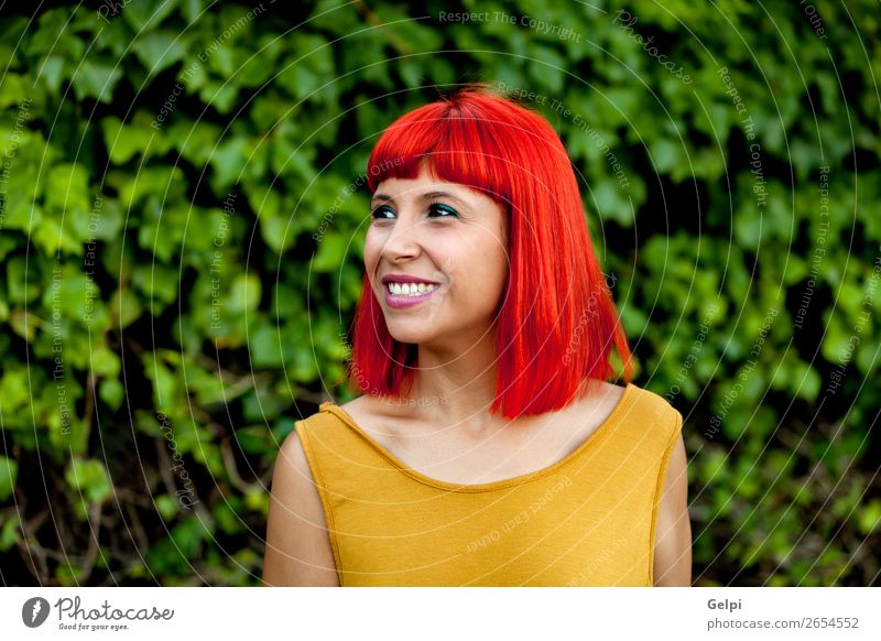 Fröhliche rothaarige Frau im Park Lifestyle Stil Freude Glück schön Haare & Frisuren Gesicht Wellness ruhig Sommer Mensch Erwachsene Natur Pflanze Mode Lächeln