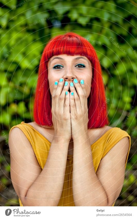 Überraschte rothaarige Frau in einem Park Lifestyle Stil Freude Glück schön Haare & Frisuren Gesicht Wellness Sommer Mensch Erwachsene Natur Pflanze Mode