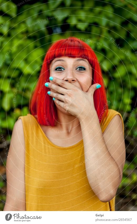 Überraschte rothaarige Frau in einem Park Lifestyle Stil Freude Glück schön Haare & Frisuren Gesicht Wellness Sommer Mensch Erwachsene Natur Pflanze Mode
