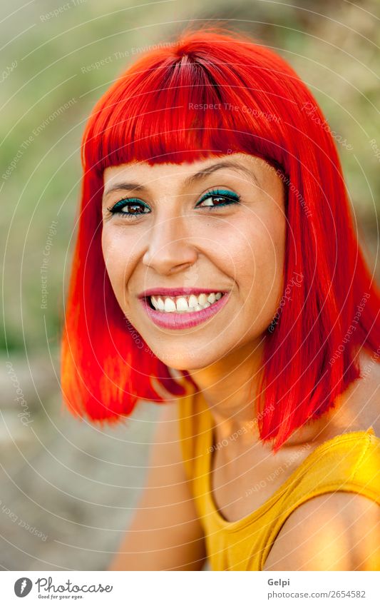 Fröhliche rothaarige Frau im Park Lifestyle Stil Freude Glück schön Haare & Frisuren Gesicht Wellness ruhig Sommer Mensch Erwachsene Natur Pflanze Mode Lächeln