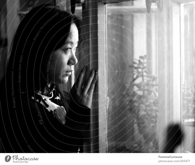 Yearningly II. feminin Junge Frau Jugendliche Erwachsene Kopf 1 Mensch 18-30 Jahre Einsamkeit Sorge warten Asiate Chinese Autofenster Blick herausschauen