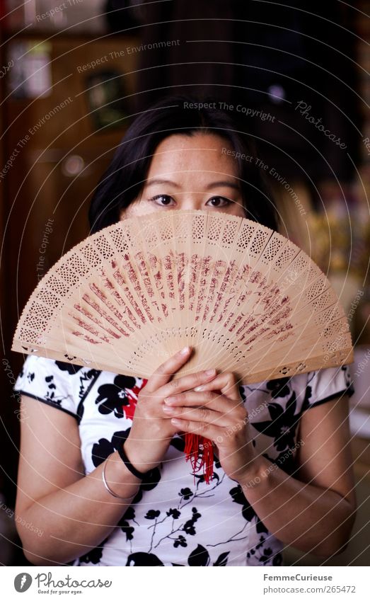 Behind. feminin Junge Frau Jugendliche Erwachsene Arme Hand 1 Mensch 18-30 Jahre Kultur Tradition Fächer wedeln fächern verstecken zeigen Asiate Chinese Kleid