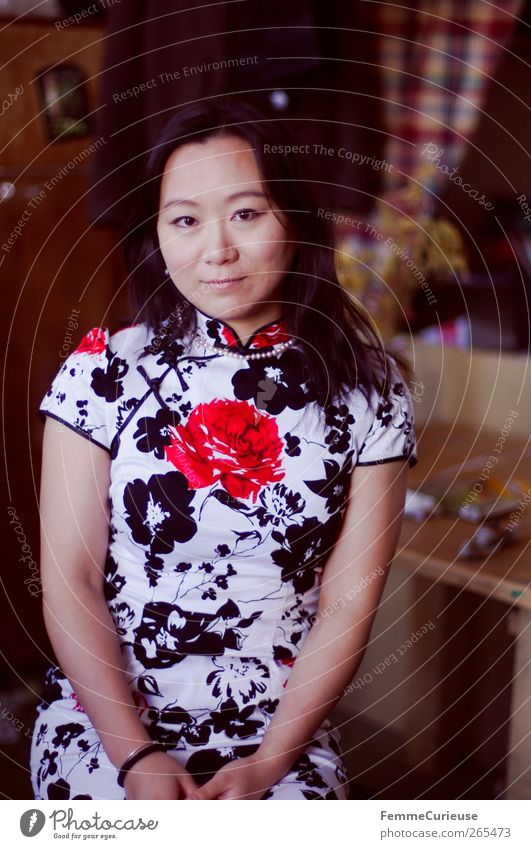 Beauty. feminin Junge Frau Jugendliche Erwachsene Kopf Arme 1 Mensch 18-30 Jahre elegant Chinese Asiate Chinesisch Tracht Trachtenkleid Kleid sitzen lachen