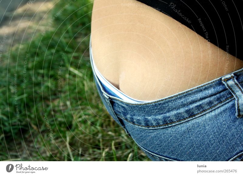 Einblick Mensch feminin Frau Erwachsene Rücken Gesäß 1 Hose Jeanshose Unterwäsche hocken blau grün Farbfoto Außenaufnahme Detailaufnahme Tag Rückansicht