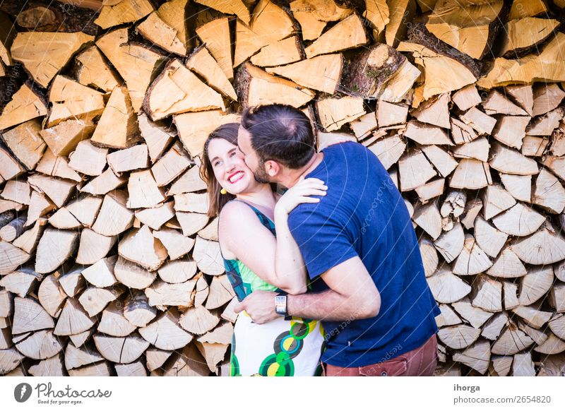 glückliche Liebhaber auf Holzuntergrund elegant Freude Glück schön Valentinstag Frau Erwachsene Mann Familie & Verwandtschaft Paar 2 Mensch 18-30 Jahre