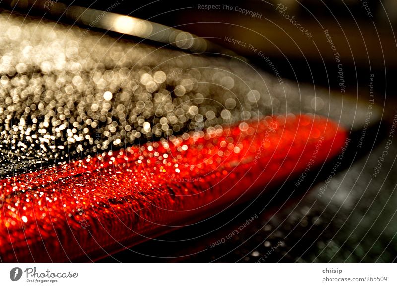 Rotlicht Design Heckleuchte Wasser Wassertropfen Regen Fahrzeug PKW gold rot schwarz Farbfoto Außenaufnahme Menschenleer Nacht Kunstlicht Lichterscheinung