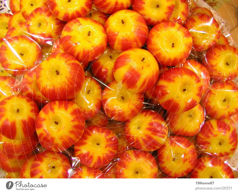 Äpfel auf einem Markt in Frankreich rot gelb Physik süß lecker Korb Süßwaren Frucht Apfel. Äpfel Marzipan Wärme hineinbeißen grinsen alle auf einmal