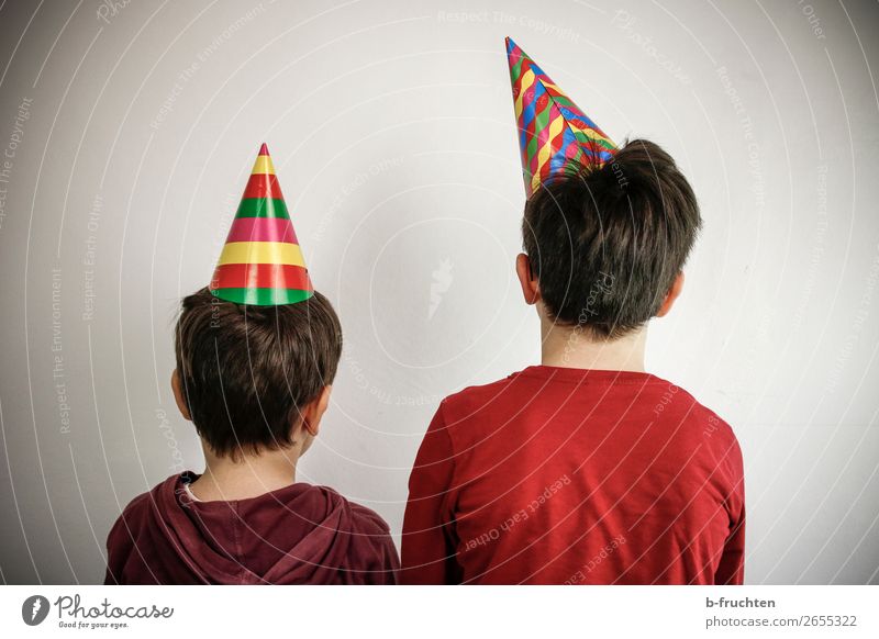 Spass im Doppelpack Entertainment Party Veranstaltung Feste & Feiern Karneval Kind Geschwister 2 Mensch 3-8 Jahre Kindheit Hut gebrauchen Spielen stehen dunkel
