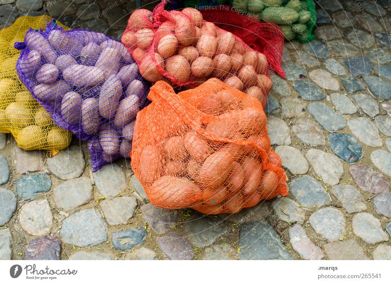 Kartoffeln Lebensmittel Gemüse Ernährung Bioprodukte Kopfsteinpflaster Netz verkaufen viele Farbe Handel skurril verpackt Marktstand Farbfoto mehrfarbig