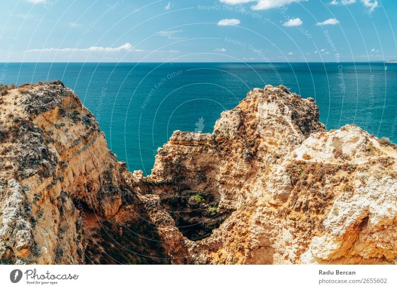 Meereslandschaft mit Felsen und Klippen an der Lagos Bay Coast in Algarve, Portugal Natur Golfloch Höhle Landschaft Strand Stein Bogen Fenster Aussicht schön