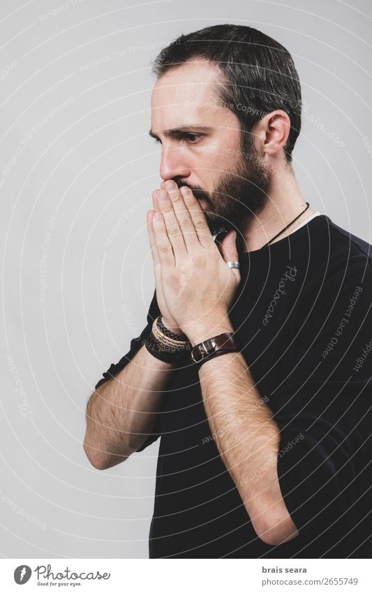 Besorgter Mann Lifestyle Gesicht Gesundheitswesen Meditation Mensch maskulin Erwachsene Kopf Hand 1 30-45 Jahre Hemd Leder Accessoire Ring schwarzhaarig