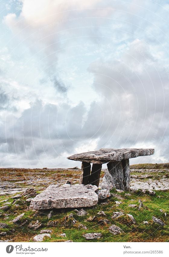 Poulnabrone Dolmen III Landschaft Himmel Wolken Schönes Wetter Gras Felsen Republik Irland Grabmal Denkmal Sehenswürdigkeit Stein blau grün ruhig HDR Farbfoto