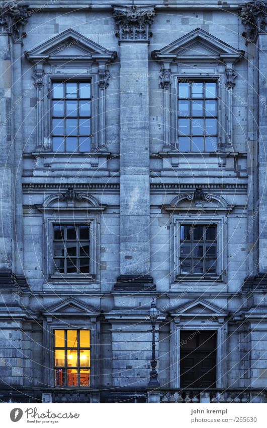 Schinkel allein zu Haus Berlin Bundesadler Dom Bauwerk Gebäude Architektur Fassade Fenster Tür Sehenswürdigkeit Wahrzeichen Denkmal Deutscher Dom leuchten