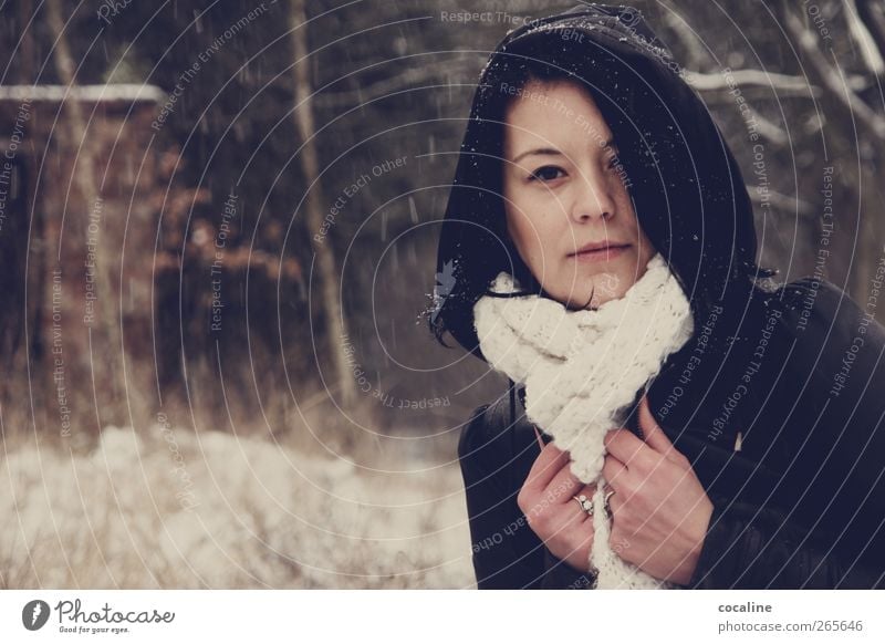 WinterTagsTraum feminin Junge Frau Jugendliche Erwachsene 1 Mensch 18-30 Jahre Jacke Leder Schal schwarzhaarig frieren ästhetisch authentisch natürlich Stimmung