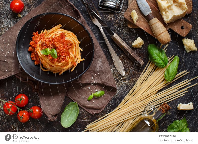 Spaghetti-Nudeln mit Bolognesesauce Fleisch Käse Kräuter & Gewürze Mittagessen Abendessen Teller Gabel Holz hell Tradition Basilikum Rindfleisch kochen & garen