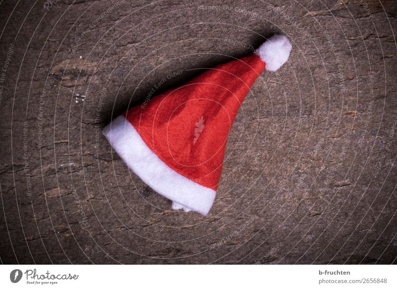 HO HO HO Feste & Feiern Weihnachten & Advent Accessoire Mütze liegen rot Gefühle Stimmung Langeweile Misserfolg Nikolausmütze Weihnachtsmann verloren vergessen