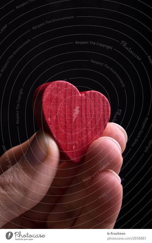 Ein Herz aus Holz Mann Erwachsene Hand Finger wählen gebrauchen festhalten rot Sympathie Freundschaft Liebe Verliebtheit Romantik Glaube Lebensfreude