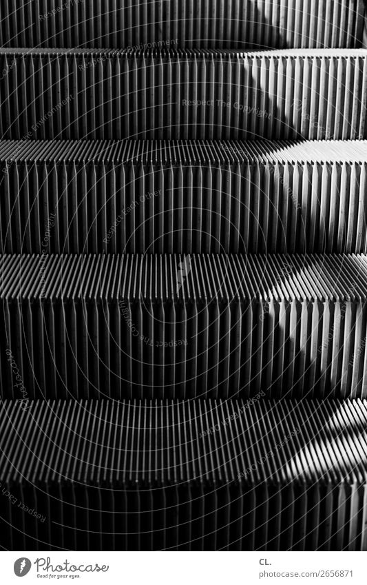 rolltreppe Treppe Wege & Pfade Rolltreppe Metall Mobilität Perspektive stagnierend aufwärts Richtung Schwarzweißfoto Außenaufnahme abstrakt Muster
