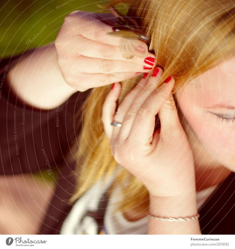 Hairstyle. Junge Frau Jugendliche Erwachsene Kopf Gesicht Hand Finger 1 Mensch 18-30 Jahre Freizeit & Hobby Freude feminin Haarklemme Haarspange