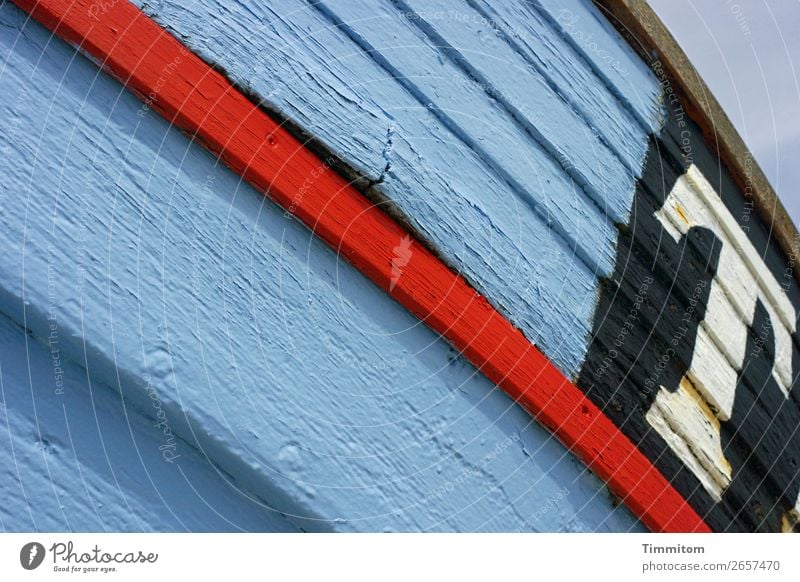 'T' auf Fischerboot Ferien & Urlaub & Reisen Himmel Schönes Wetter Dänemark Holz Schriftzeichen blau rot schwarz weiß Linie Farbfoto Außenaufnahme Menschenleer