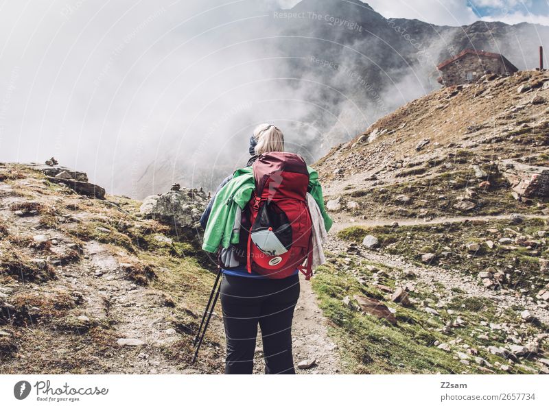 Junge Frau beim Wandern | Timmelsjoch | E5 Ferien & Urlaub & Reisen Expedition wandern Jugendliche Natur Landschaft Himmel Wolken Herbst Schönes Wetter Nebel
