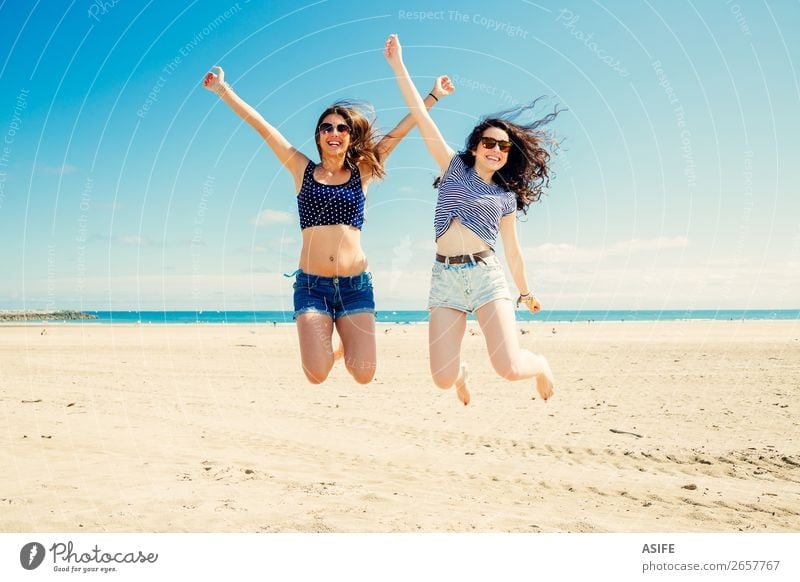 Glücklich und lustig Mädchen Freunde springen am Strand, einige Unschärfe auf Beine beacuse der Bewegung Lifestyle Freude schön Ferien & Urlaub & Reisen