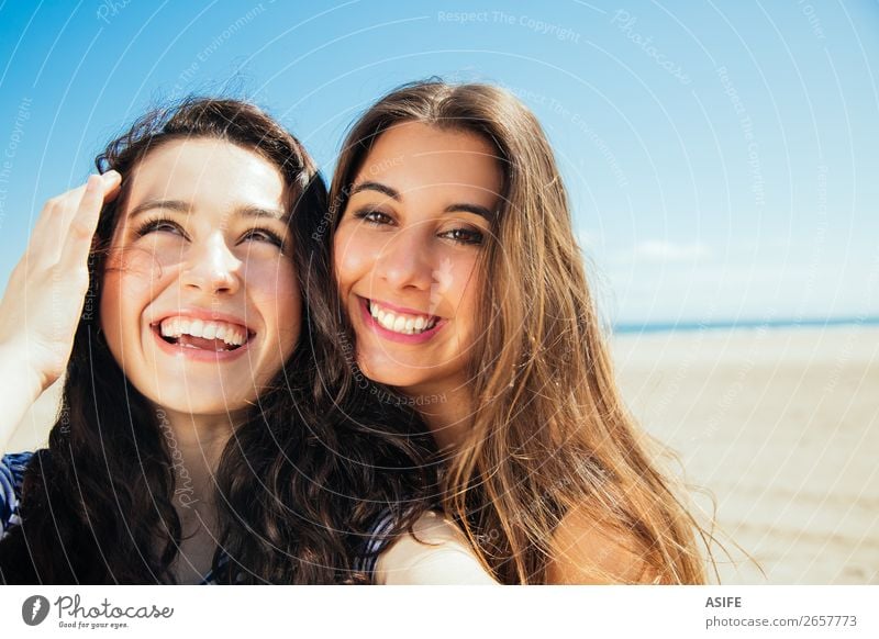 Lustige Selfie Girls am Strand Freude Glück Ferien & Urlaub & Reisen Tourismus Sommer Meer PDA Fotokamera Technik & Technologie Frau Erwachsene Freundschaft