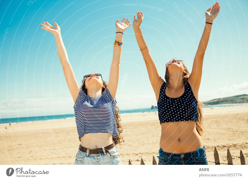 Mädchen begrüßen die Sonne Freude Glück Tourismus Sommer Strand Meer Frau Erwachsene Freundschaft Jugendliche Arme Natur Sand Himmel Bikini Sonnenbrille Lächeln