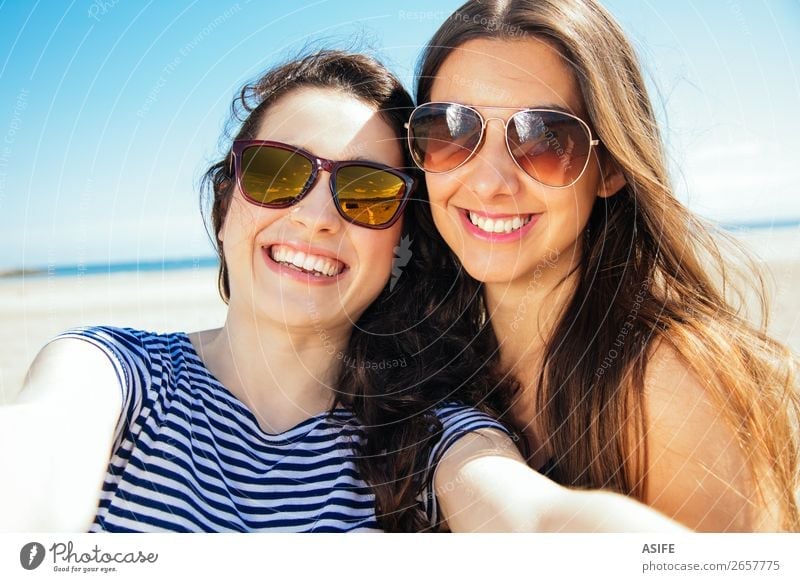 Glückliche Selfie-Freunde am Strand Freude Ferien & Urlaub & Reisen Tourismus Sommer Meer PDA Fotokamera Technik & Technologie Frau Erwachsene Freundschaft