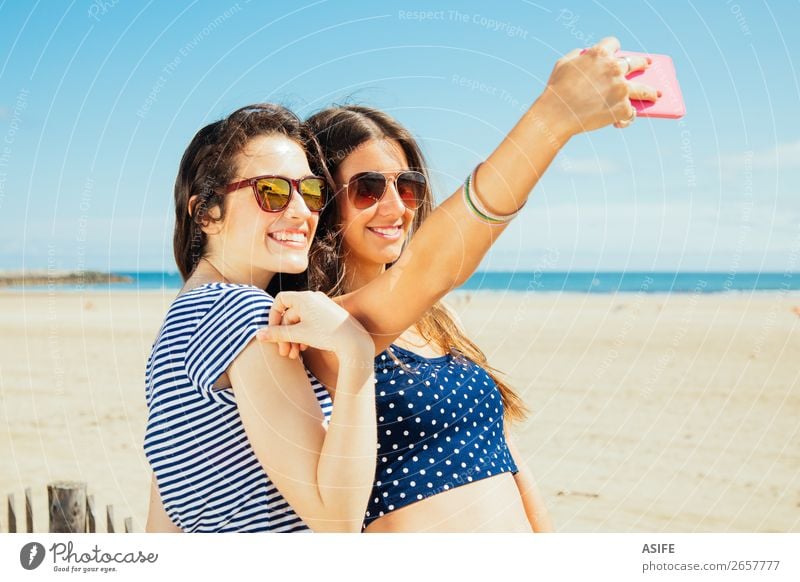 Urlaub am Strand und Selbstverpflegung Freude Glück Ferien & Urlaub & Reisen Tourismus Sommer Meer PDA Fotokamera Technik & Technologie Frau Erwachsene