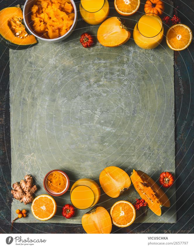 Orange Farbe Smoothie Zutaten Hintergrund für die kalte Jahreszeit: Kürbis, orange Früchte, Ingwer, Kurkuma und Kaki Früchte, Ansicht von oben, Rahmen, kopieren Raum. Gesunde Stimmung und Energie Smoothie-Getränke