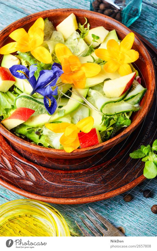 Frischer veganer Salat mit essbaren Blüten Blume Salatbeilage Lebensmittel Gesundheit frisch grün Diät Vegetarier Gemüse Speise Frühling organisch Kraut Teller