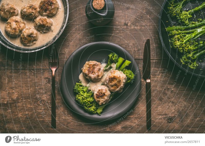 Low Carb Speise Lebensmittel Fleisch Gemüse Ernährung Mittagessen Bioprodukte Diät Geschirr Teller Besteck Design Häusliches Leben Fitness Brokkoli