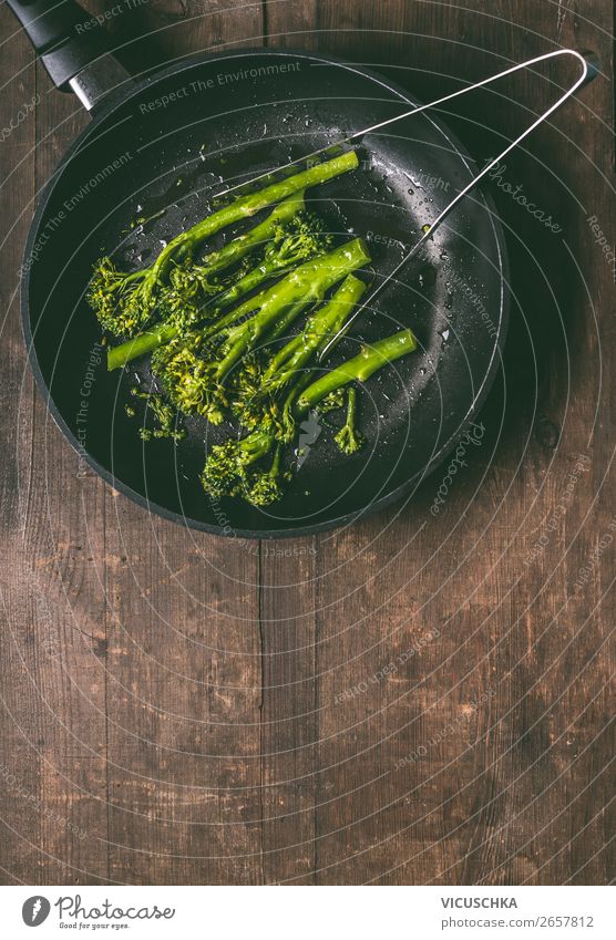 Brokkoli in schwarzer Pfanne Lebensmittel Gemüse Ernährung Mittagessen Bioprodukte Vegetarische Ernährung Diät Geschirr Stil Design Gesunde Ernährung Tisch