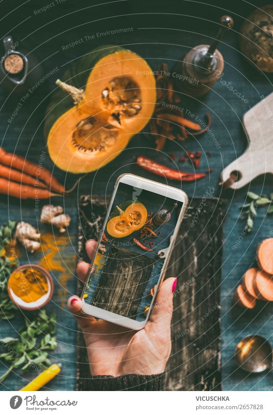 Frauenhand macht Food Foto mit Handy Lebensmittel Gemüse Design PDA Internet Mensch Erwachsene clever online Blog Hintergrundbild Foodfotografie