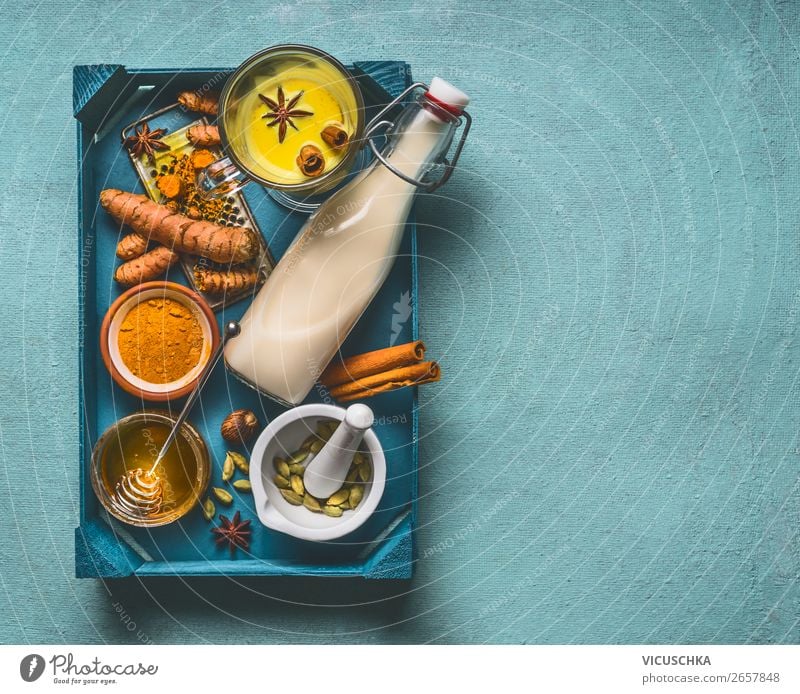 Goldener Kurkuma Milch auf Tablett mit Zutaten Lebensmittel Kräuter & Gewürze Ernährung Bioprodukte Vegetarische Ernährung Diät Getränk Heißgetränk Geschirr